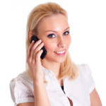 Blonde Frau telefoniert mit einem Handy